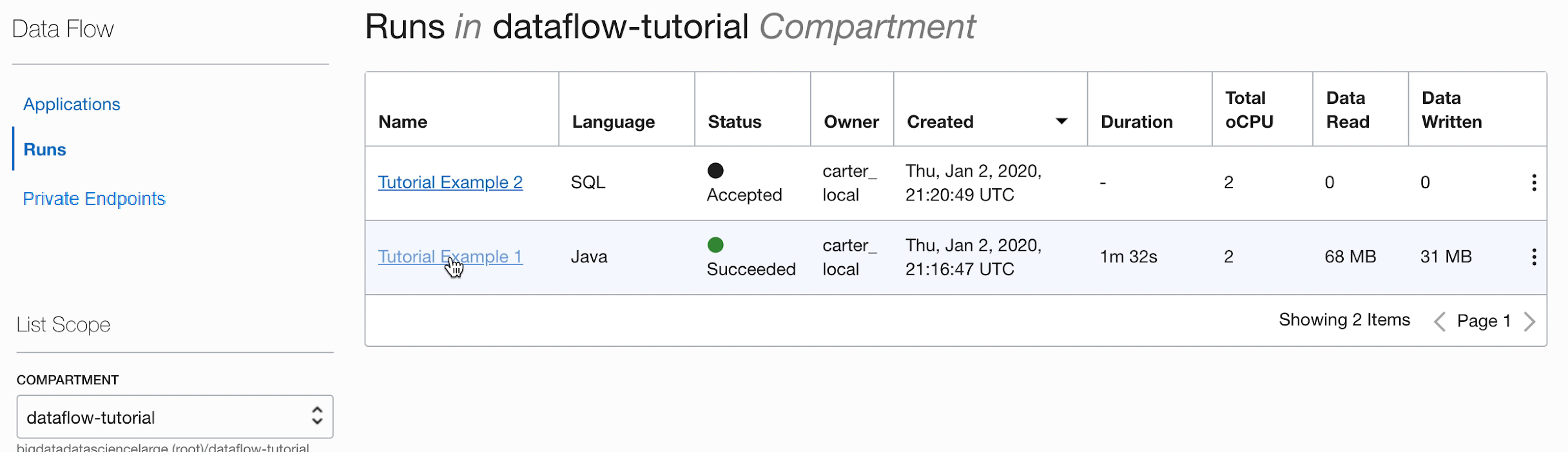 「チュートリアル例1」および「チュートリアル例2」の2つの実行がリストされた「実行」ページが表示されています。実行の表には9つの列があります。「名前」、「言語」、「ステータス」、「所有者」、「作成日時」、「期間」、「oCPU合計」、「データ読取り」および「データ書込み」です。チュートリアル例1のステータスは「成功」です。