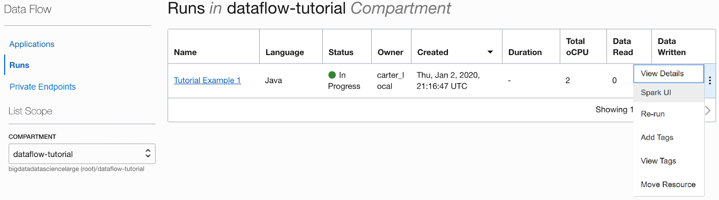 「アプリケーション」ページに、チュートリアル例1のアプリケーションだけがリストされています。リストの行の最後にあるケバブ・メニューがクリックされ、「詳細の表示」、「編集」、「実行」、「タグの追加」、「タグの表示」および「削除」が表示されています。「Spark UI」をクリックしようとしています。
